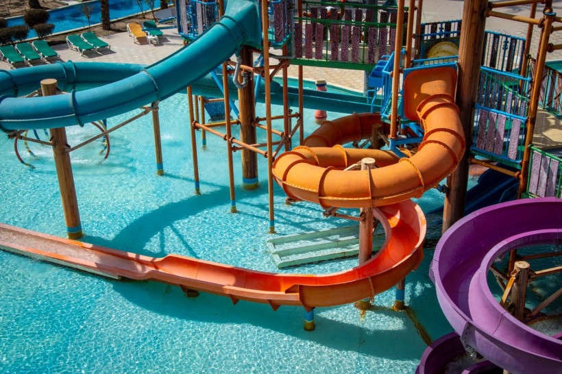 Bunte Rutschen und Pool im Aquapark