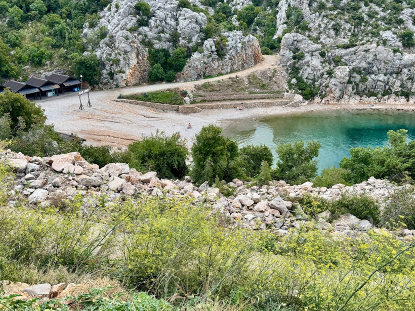 Einsame Felsbucht mit türkisem Wasser
