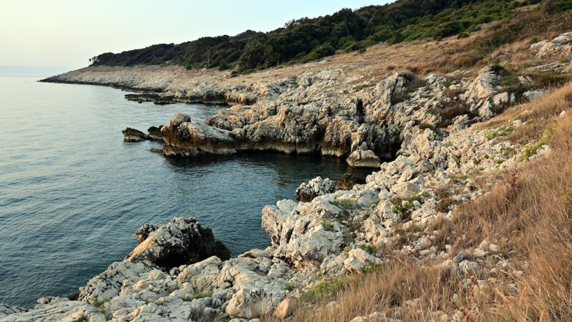 Felsküste Istrien ruhiges Meer