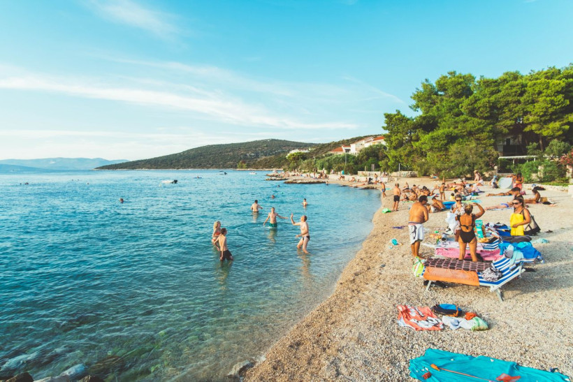 Kiesstrand mit Familien, Kroatien