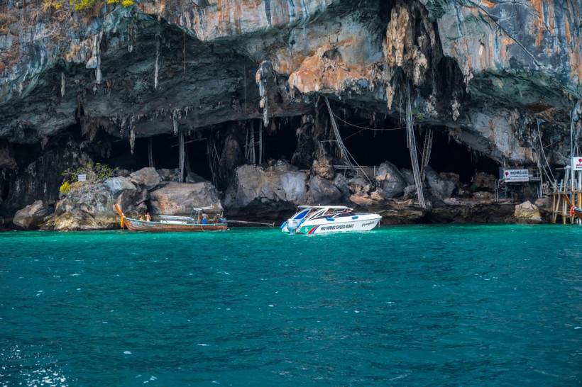 Meereshöhle mit türkisblauem Wasser