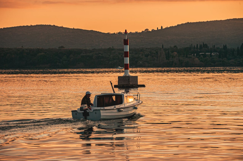 Motorboot bei Sonnenuntergang Kroatien