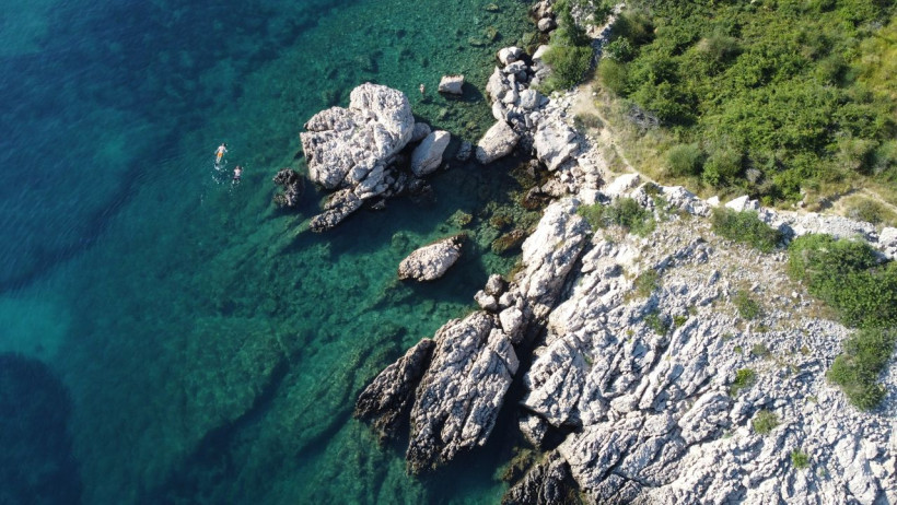 Felsküste Kroatien mit türkisblauem Wasser